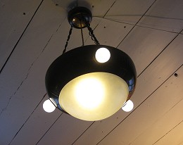 Taklampa i biblioteket med ljuset tnt